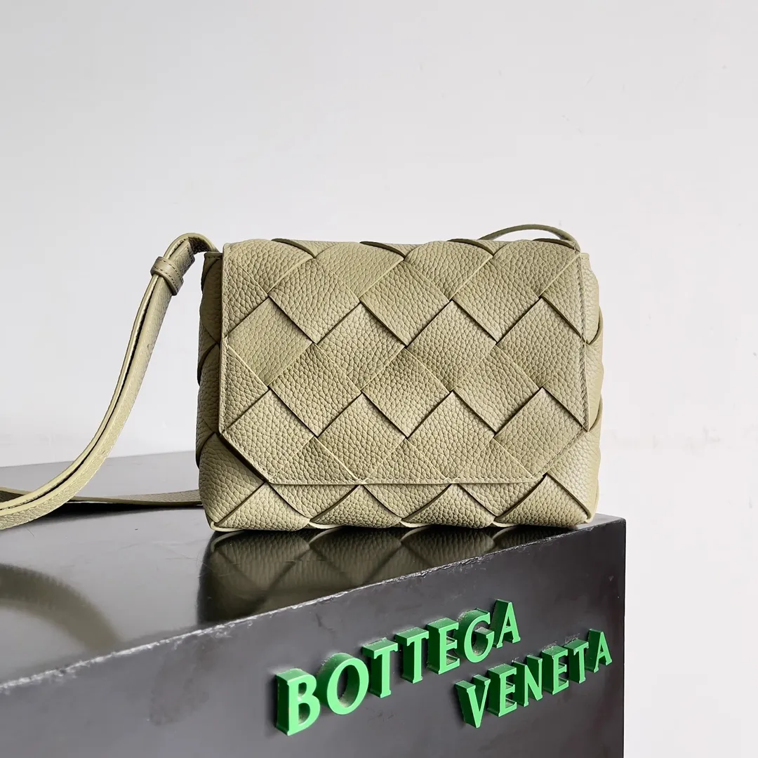 Batch 1860 BOTTEGA VENETA new Diago crossbody bag The diagonally built dynamic silhouette shows unique ingenuity. As a member of the B family's early autumn series, it uses the highest quality calfskin. The entire bag is softer, thicker and heavier, and durable. It is equipped with an adjustable strap. The texture of the 3cm wide leather strap is very similar to the litchi pattern. It is slightly stiffer than the litchi pattern. It is low-key, luxurious and full of connotation. It is refreshing and comfortable to match the upper body. Hu Yitian was also successfully captured by it. Style number: 795637 Size: 22.5*16.5*5.5cm
